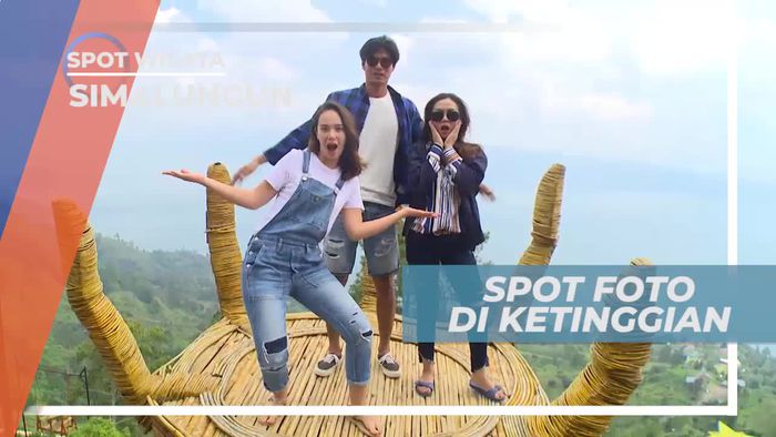 Berfoto Dengan Latar Danau Toba, Simalungun