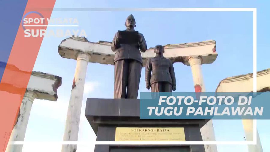 Berfoto Ria Dengan Latar Tugu Pahlawan Surabaya