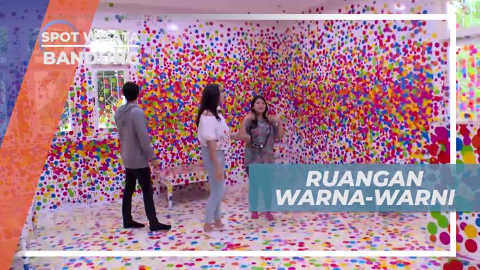 Berfoto di Ruang Polkadot Warna-warni, Bandung