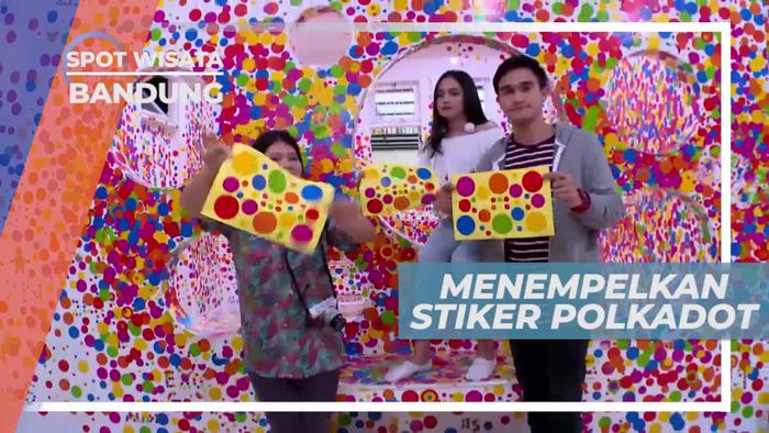 Turut Serta Menempel Stiker Polkadot Warna-warni, Bandung