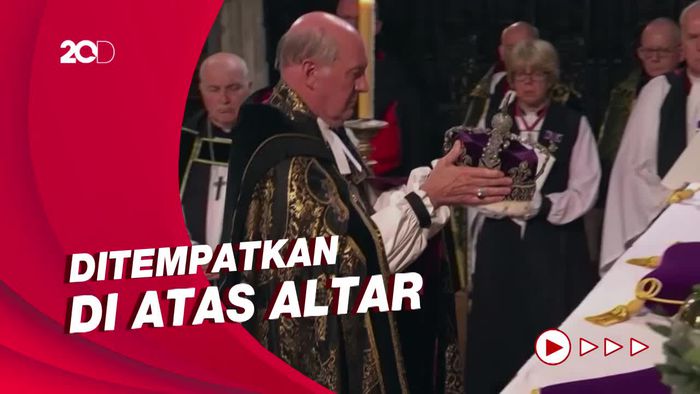 Momen Mahkota Ratu Elizabeth II Diangkat dari Peti Jenazah