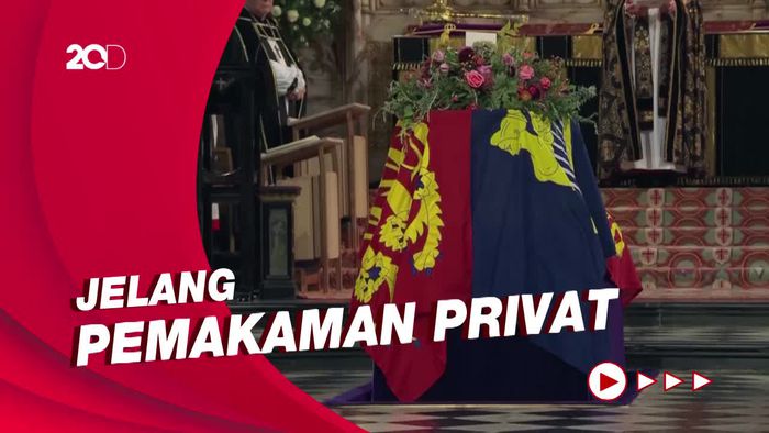 Detik-detik Peti Ratu Elizabeth II Diturunkan ke Royal Vault