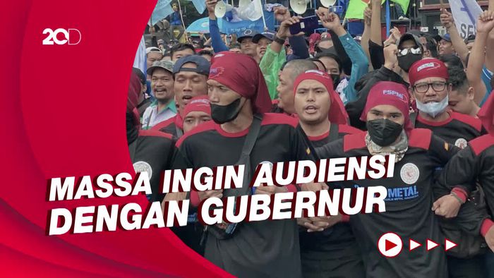 Panas! Detik-detik Massa Buruh Rusak Pagar Gedung Sate