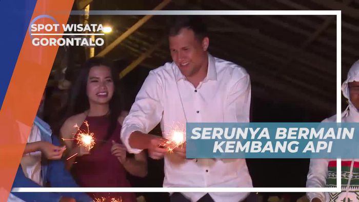 Bermain Kembang Api di Pulo Cinta Gorontalo