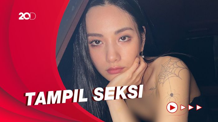 Penampilan Nana Eks After School dan Tato Random