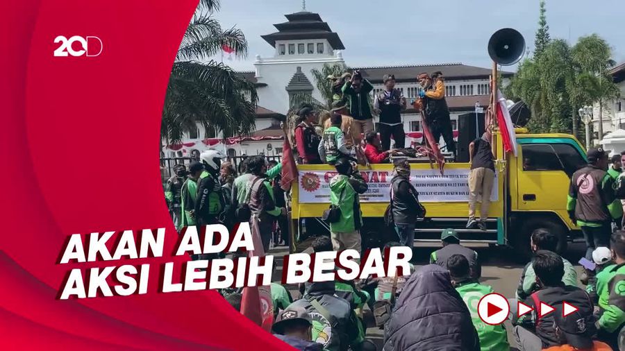 Ratusan Driver Ojol Geruduk Gedung Sate, Tolak Kenaikan Harga BBM