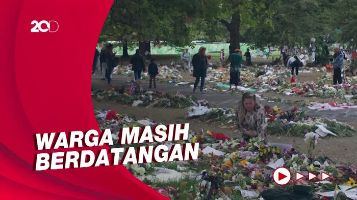 Tumpukan Karangan Bunga untuk Ratu Elizabeth II Usai Prosesi Pemakaman