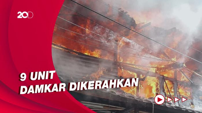 Kobaran Api Melahap Permukiman Warga di Kemayoran Jakpus