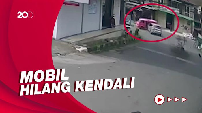 Detik-detik Mobil Tabrak Angkot di Sukabumi Sebabkan 3 Tewas