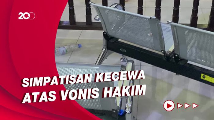 Lemparan Botol di Sidang Vonis Ade Yasin yang Berakhir Ricuh