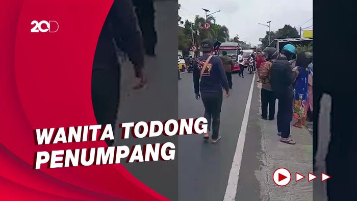 1 Orang Tewas Loncat dari Angkot Usai Ditodong Wanita Berpisau di Sumedang