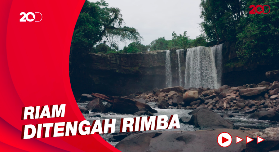 Melihat Keindahan Air Terjun di Tengah Hutan Borneo