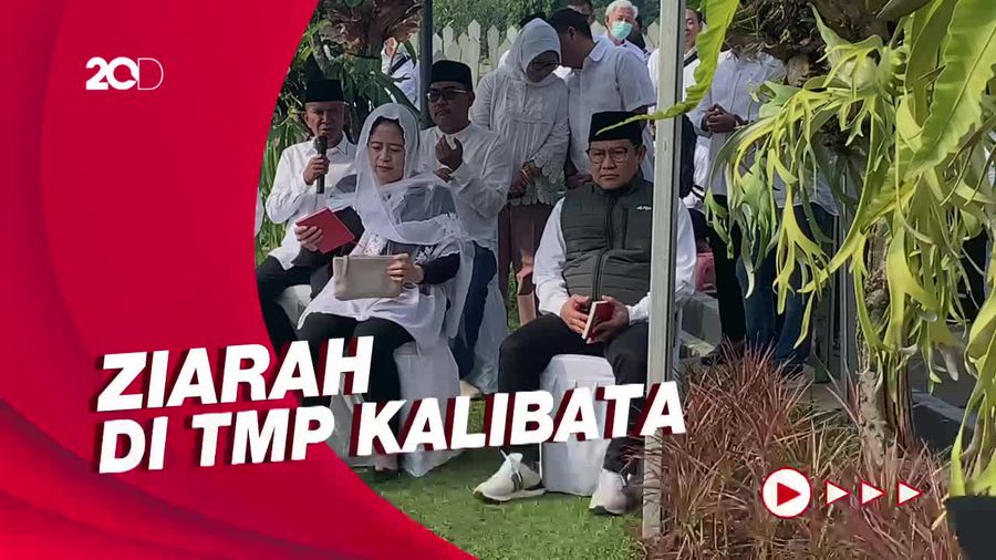 Momen Puan-Cak Imin Ziarah Makam Taufiq Kiemas