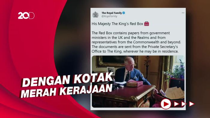 Gaya Raja Charles III Bekerja di Istana Buckingham