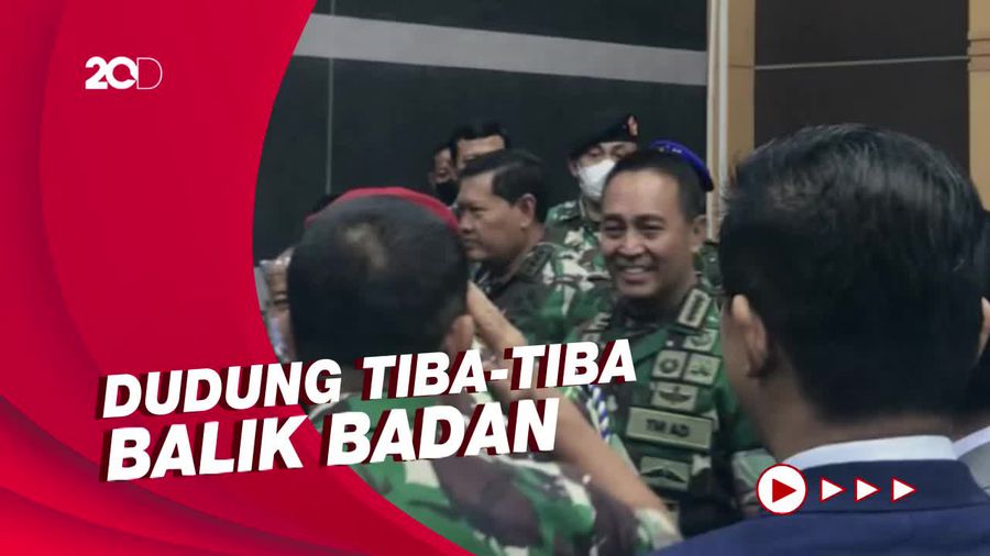 Momen KSAD Dudung Beri Hormat dan Salaman dengan Panglima TNI