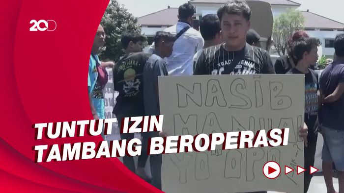 Ratusan Sopir Truk Penambang Pasir Gelar Aksi Demo di Pemkab Lumajang