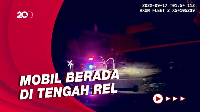 Detik-detik Kereta Tabrak Mobil Polisi, Ada Tahanan di Dalamnya!