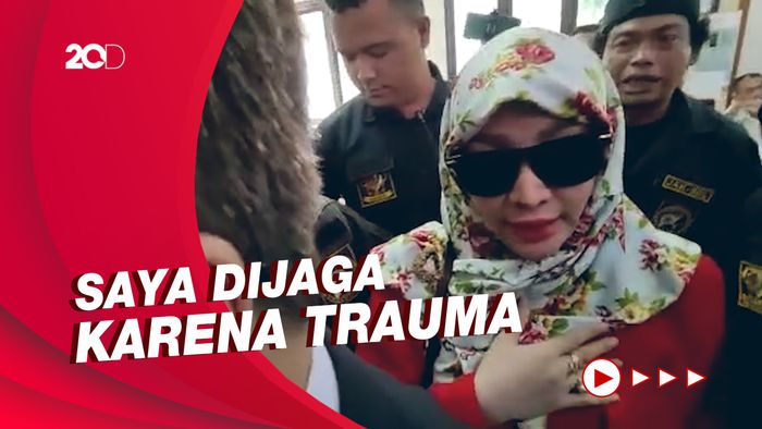 Hadiri Sidang Cerai Perdana, Roro Fitria Dijaga Ketat Bodyguard