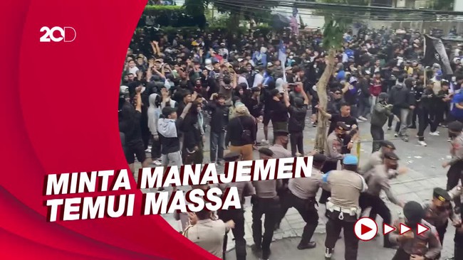 Ricuh Demo Bobotoh di Kantor Persib, Massa Lemparkan Botol hingga Batu!