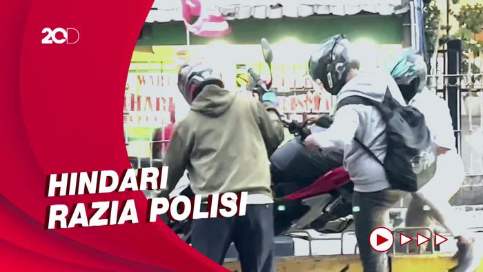 Aksi Pengendara Gotong Royong Angkat Motor di Busway Mampang