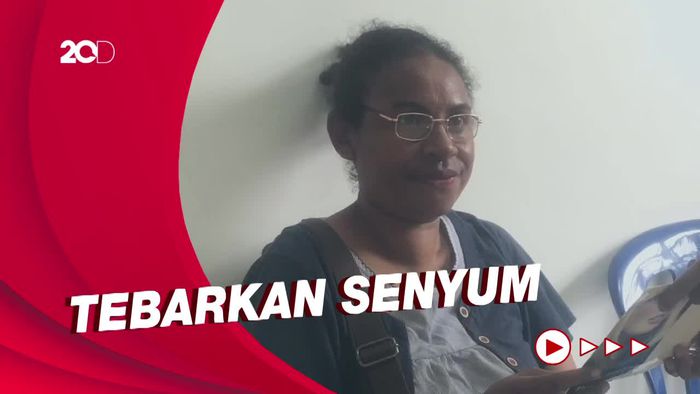 Ekspresi Warga Manokwari yang Kini Sudah Bisa Kembali Membaca