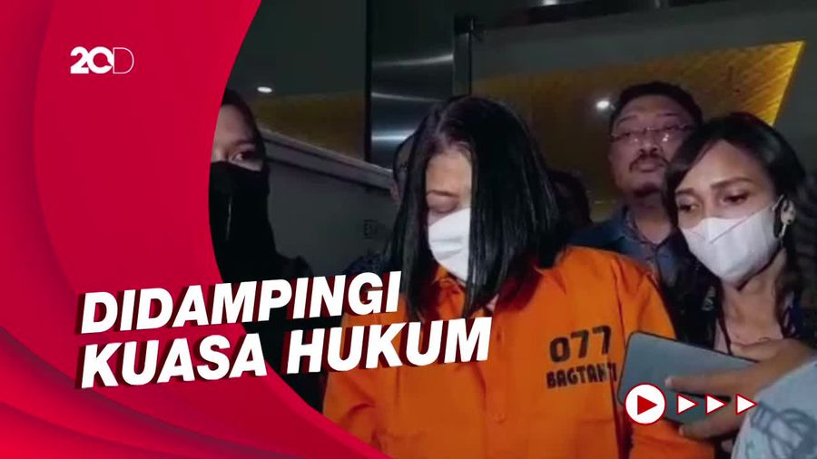 Momen Tangis Putri Candrawathi Berbaju Tahanan 