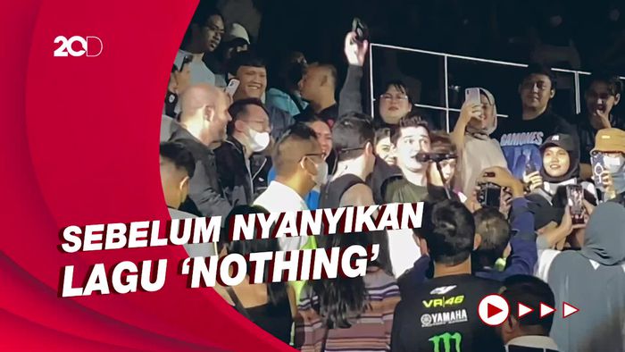 Momen Danny The Script Telepon Mantan Kekasih Penonton Konser