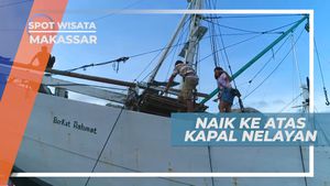 Melihat Indahnya Suasana Dermaga Dari Atas Kapal Nelayan, Makassar