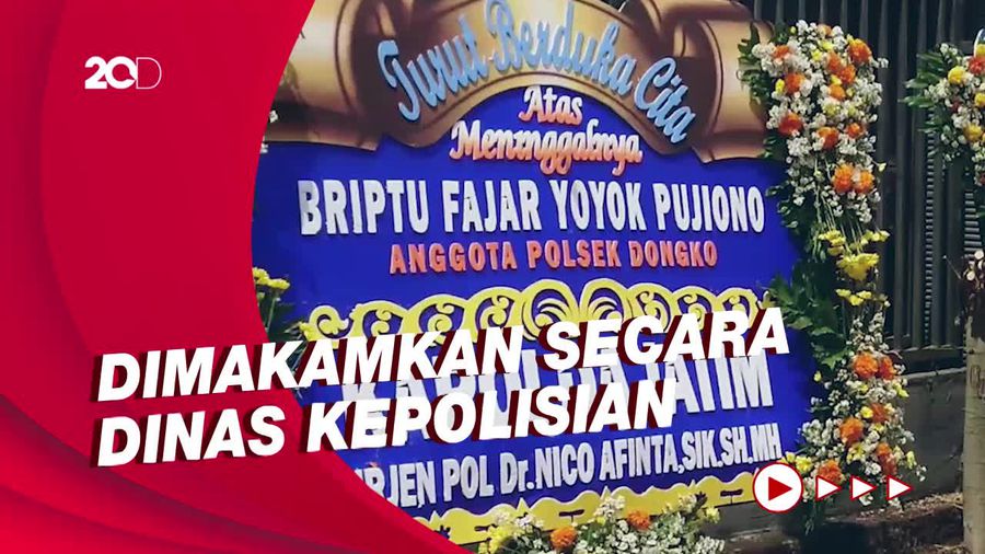 Tangis Keluarga Iringi Pemakaman Polisi Korban Tragedi Kanjuruhan