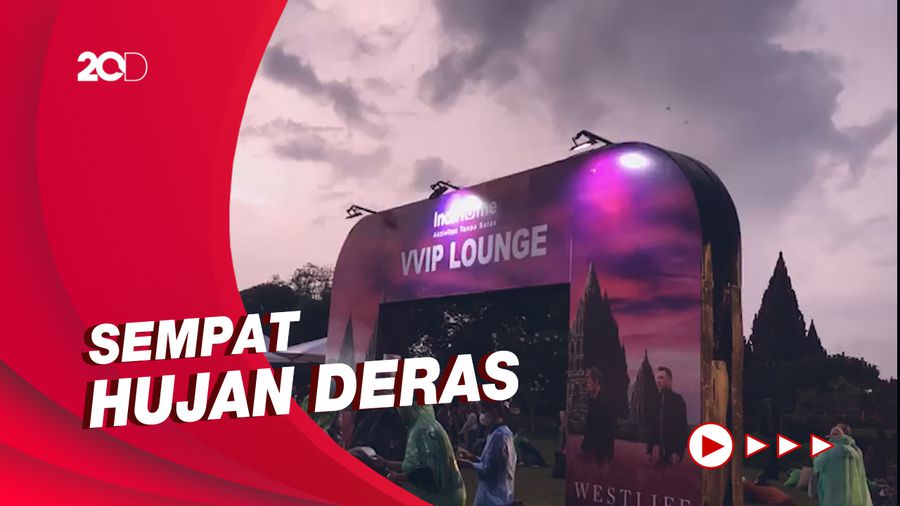 Hujan Tak Surutkan Antusiasme Fans Nonton Westlife di Candi Prambanan