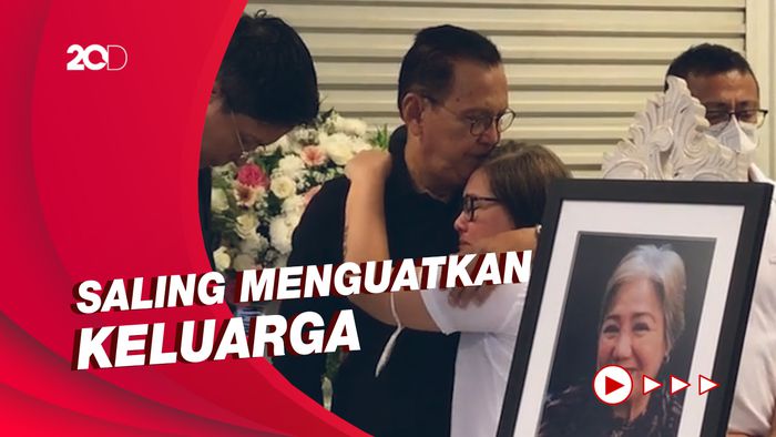 Momen Roy Marten Beri Penghormatan Terakhir ke Mantan Istri