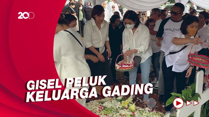 Gisella Anastasia Hadir di Pemakaman Mendiang Ibunda Gading Marten