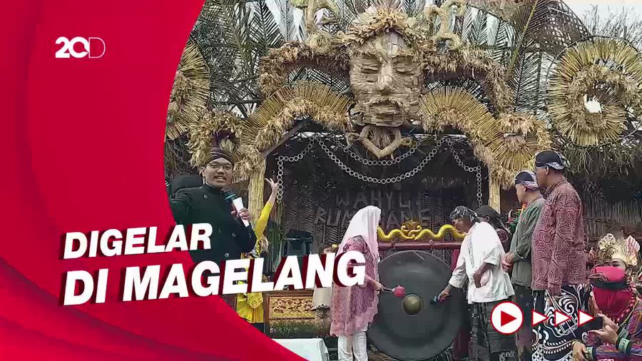 Yenny Wahid Diarak Naik Tandu di Kirab Budaya Festival Lima Gunung XXI