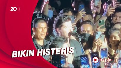 Momen Danny The Script Sambangi Antrean Penonton Konser di Bandung