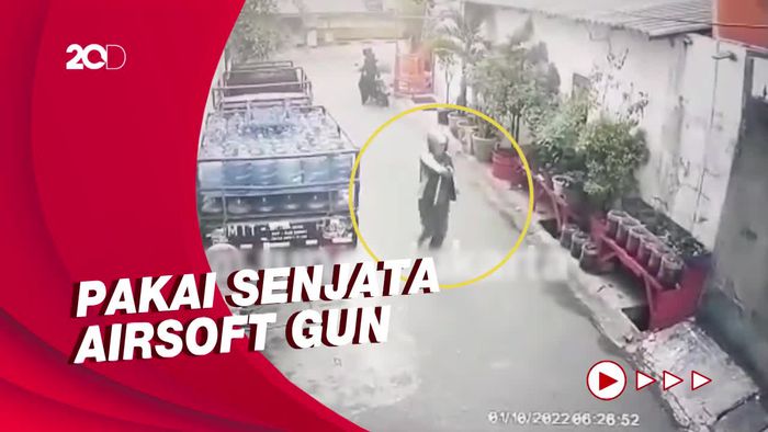 Terekam CCTV! Pria Berjaket Ojol Tembaki Hansip di Tambora Jakbar