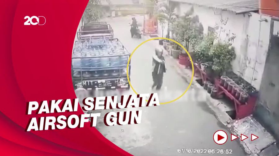 Terekam CCTV! Pria Berjaket Ojol Tembaki Hansip di Tambora Jakbar