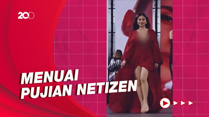 Potret Ariel Tatum yang Memesona di Paris Fashion Week