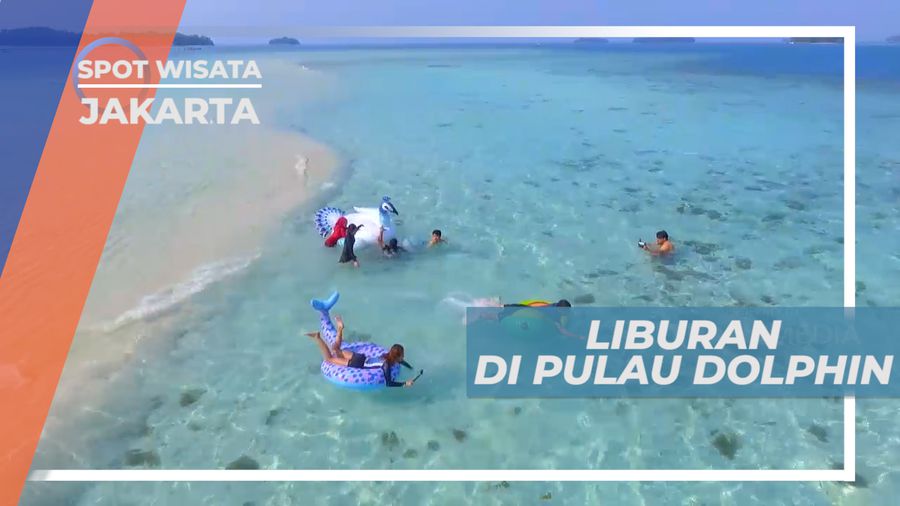 Berenang Di Jernihnya Air Pantai Pulau Dolphin, Jakarta