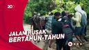 Momen Warga Lampung Ditandu 5 Jam Lewati Jalan Rusak ke Puskesmas