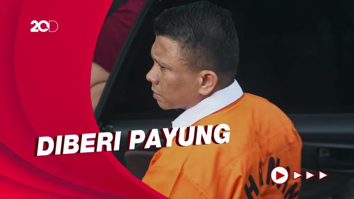 Momen Ferdy Sambo dan Istri Dipayungi Brimob saat Tiba di Kejagung