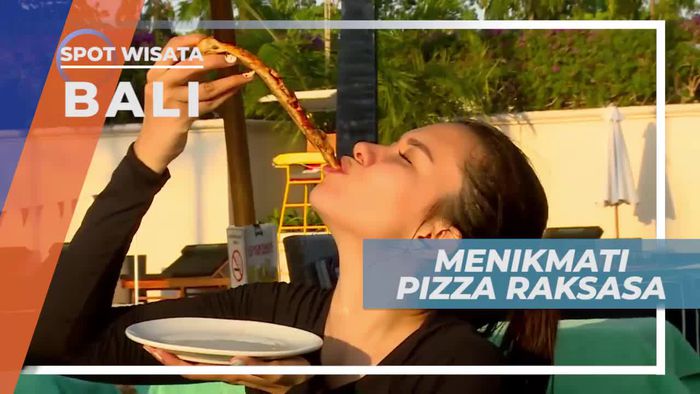 Menikmati Pizza Raksasa Ditemani Minuman Segar, Bali