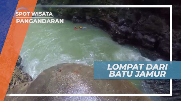 Sensasi Melompat dari Batu Jamur, Pangandaran