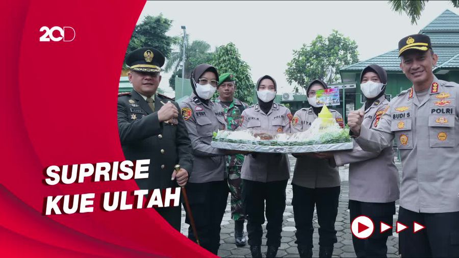 Polisi di Jaktim Beri Kejutan Kue Ultah di HUT TNI