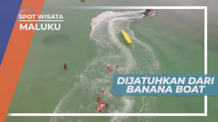 Keseruan Bermain Banana Boat di Pantai Natsepa Maluku