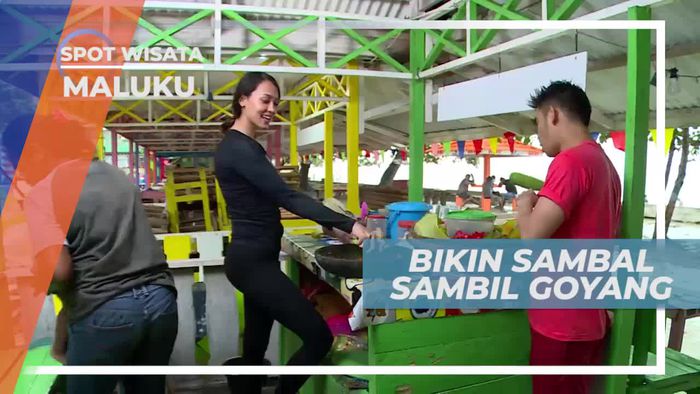 Membuat Rujak Khas di Tepi Pantai Maluku