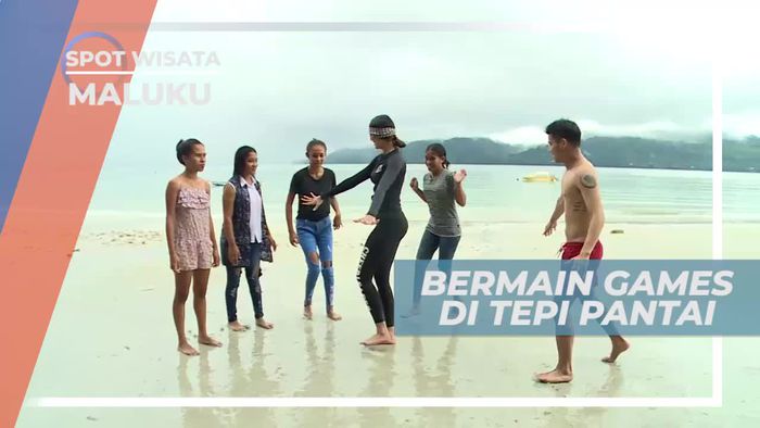Permainan Seru di Tepi Pantai Natsepa Maluku