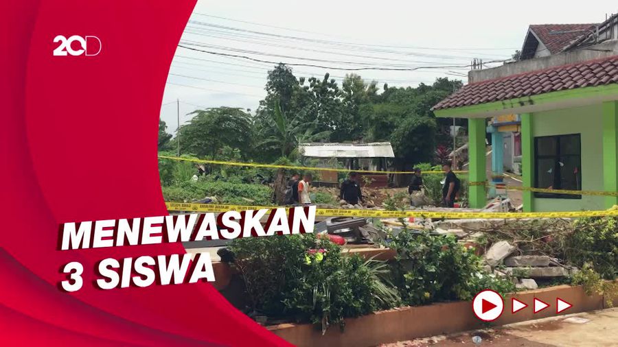 Puslabfor Olah TKP Tembok Runtuh MTsN 19 Jaksel
