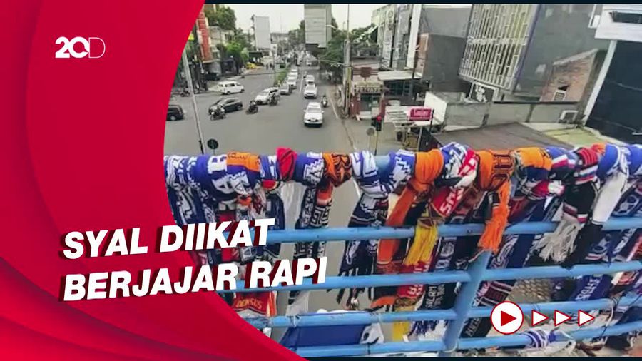 Duka Tragedi Kanjuruhan, Ratusan Syal Hiasi JPO di Malang