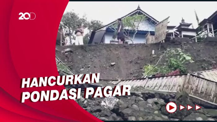 Tebing 10 Meter Longsor Tepat di Samping Rumah Warga Jembrana