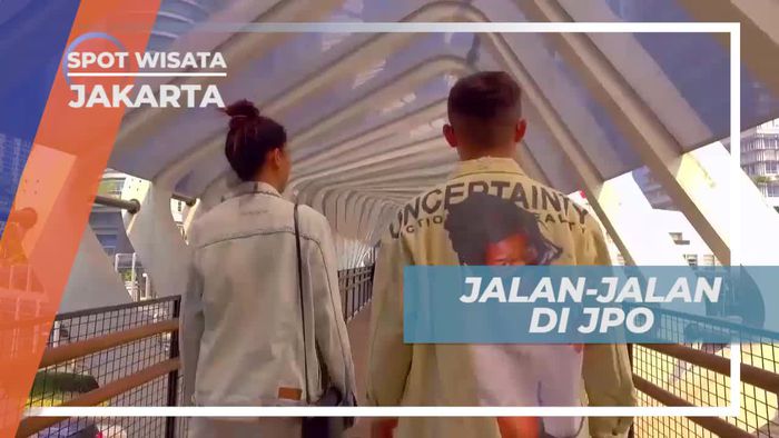 Jalan-jalan Seru di Jembatan Penyeberangan Orang di Jakarta